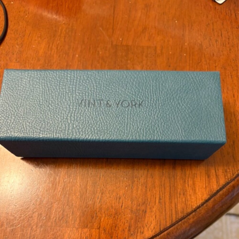 Vint & York glass case new